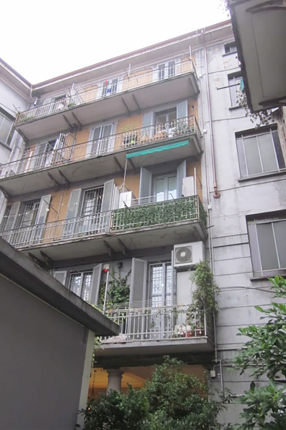 Condominio in Via Marcello Malpighi, Milano. Riqualificazione prospetti di facciata lato cortile. Prima dei lavori