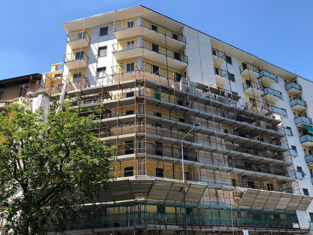 Cantiere in Piazzale Siena Milano: smontaggio ponteggio durante i lavori