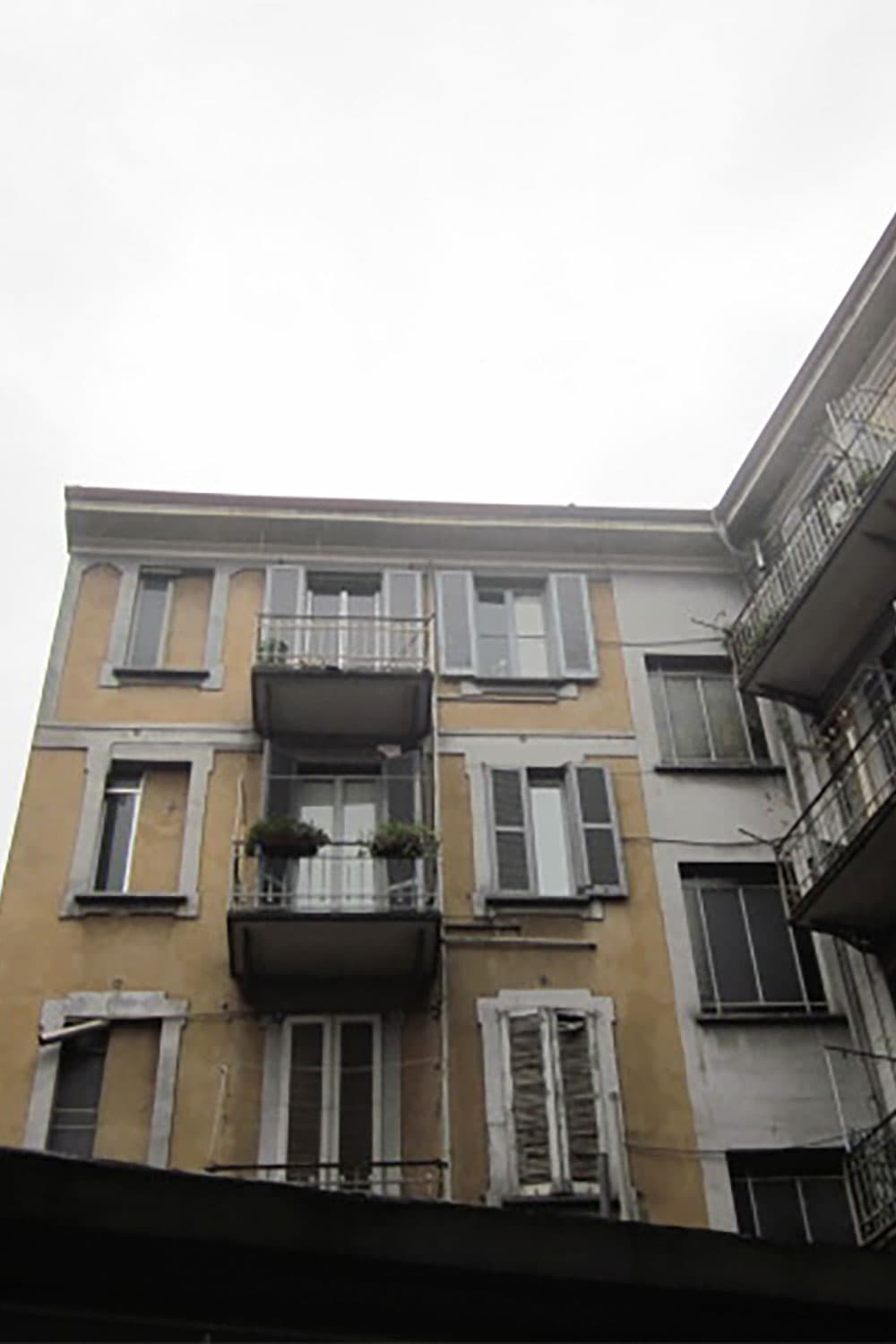 Condominio in Via Marcello Malpighi, Milano. Riqualificazione prospetti di facciata lato cortile. Prima dei lavori