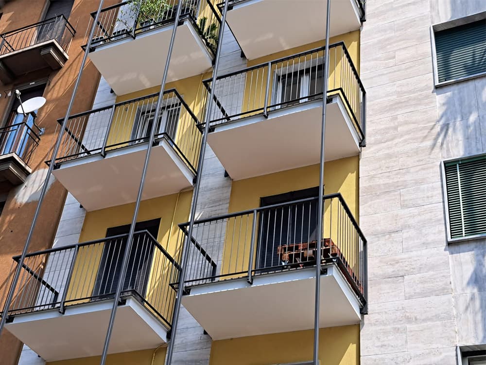 Cantiere in Piazzale Siena Milano. Ristrutturazione facciata particolare balconi. Dopo i lavori